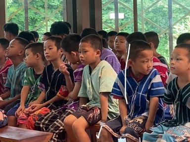 PRENDRE SOINS DES ENFANTS KAREN ET THAILANDAIS DE UMPHANG ET SES ALENTOURS