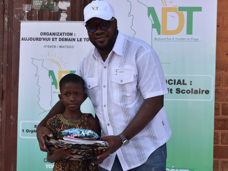 Enfants avec des fournitures scolaires