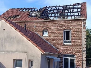 Maison détruite par les flammes