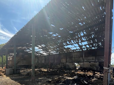 Énorme incendie de ferme