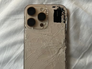 Pour mon nouveau téléphone que ce co**ard a cassé.