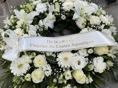 Couronne de fleurs en mémoire du fils de notre collègue Jiji