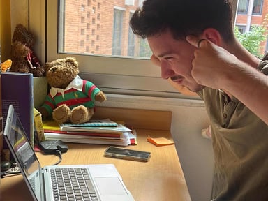 Étudiant en galère sollicitant un petit coup de pouce