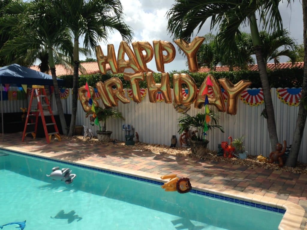 Anniversaire et pool party Home Swim Home au bord de la piscine