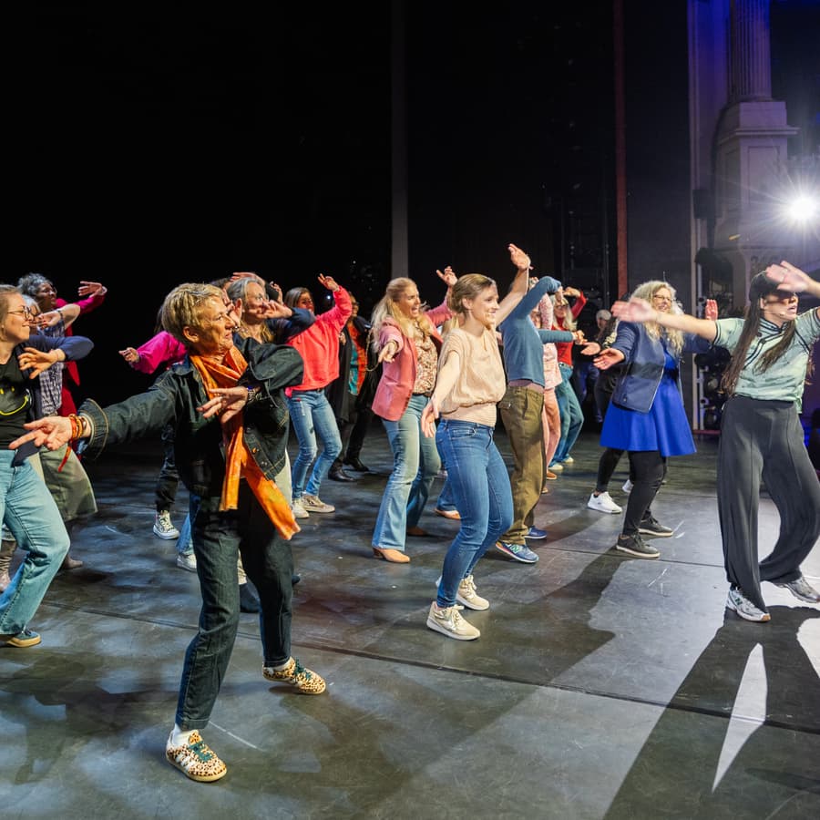 La danse collective sur la scène de Potentiel Illimité