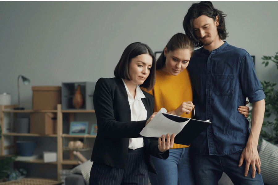 un couple fait une visite avec un conseiller immobilier