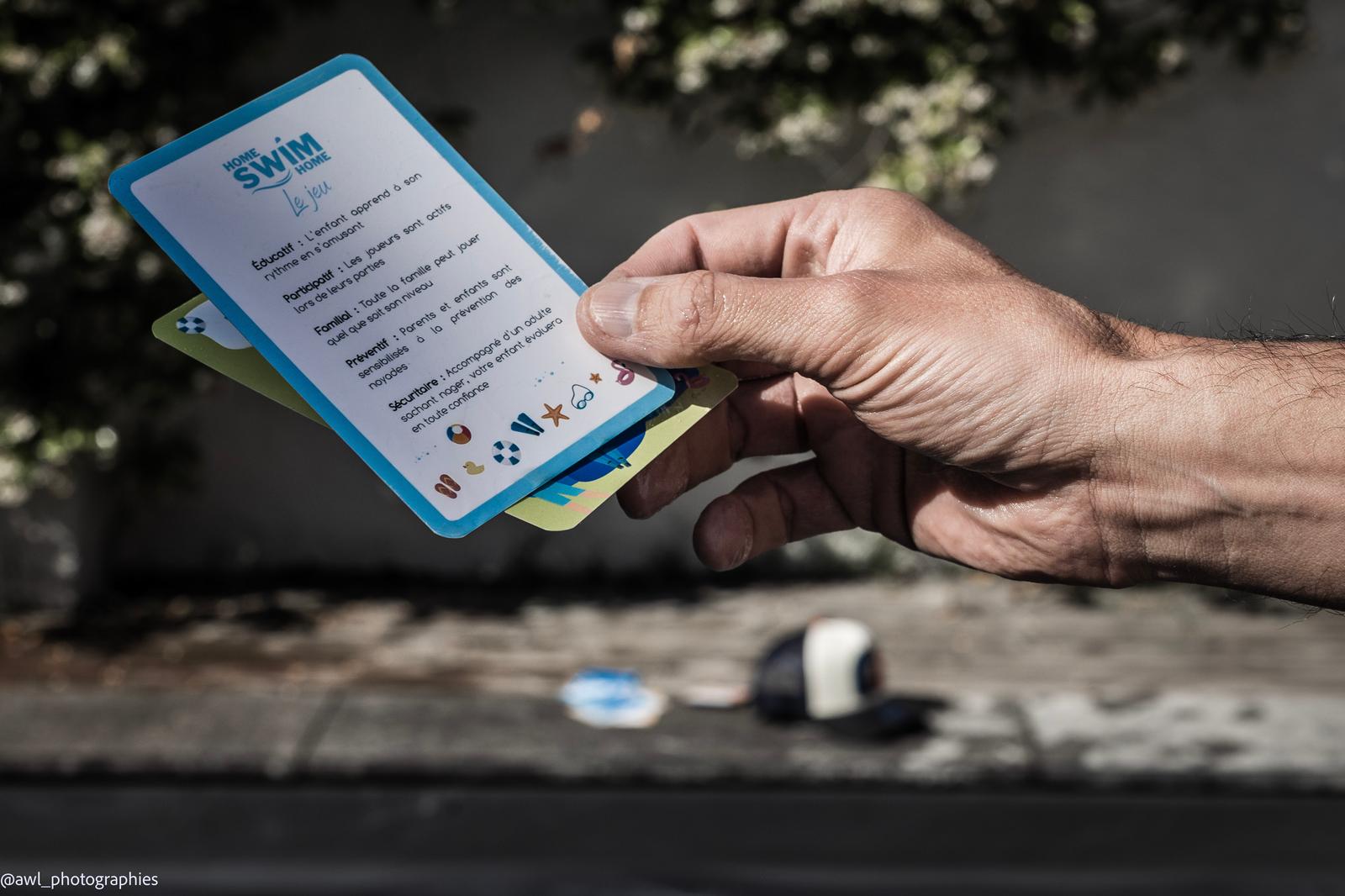 La carte de présentation de Home Swim Home, le jeu, et ses cinq atouts : éducatif, participatif, familial, préventif, sécuritaire