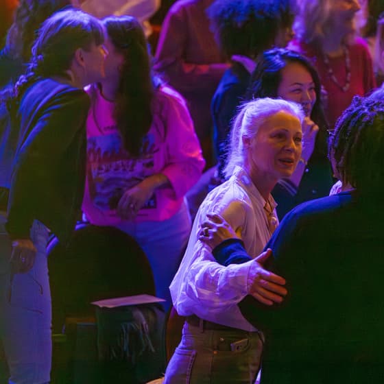 L'émotion des participantes dans la salle, sous les lumières de Mogador