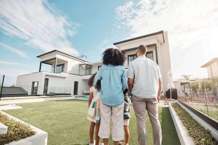 une famille qui achète une maison