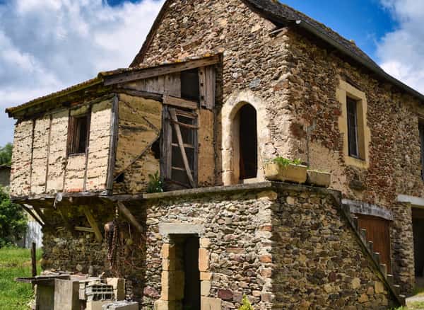 Vendre une maison ancienne à Châtel-Guyon : le guide complet des diagnostics immobiliers