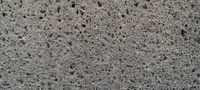 Pierre de Volvic : 4 points de vigilance avant d'acheter une maison ancienne à Riom ou Mozac