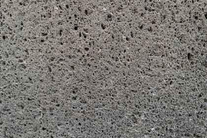 Pierre de Volvic : 4 points de vigilance avant d'acheter une maison ancienne à Riom ou Mozac