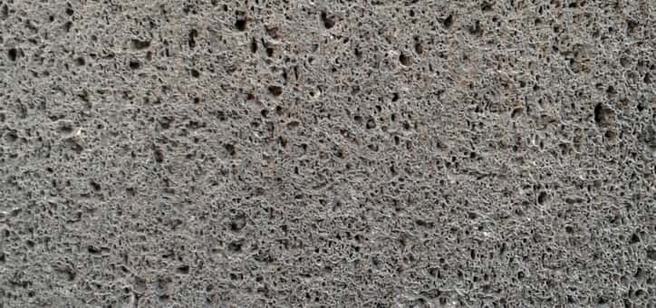 Pierre de Volvic : 4 points de vigilance avant d'acheter une maison ancienne à Riom ou Mozac