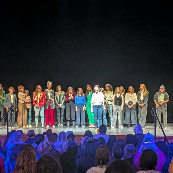 La scène du Théâtre Mogador vue de la salle pendant Potentiel Illimité