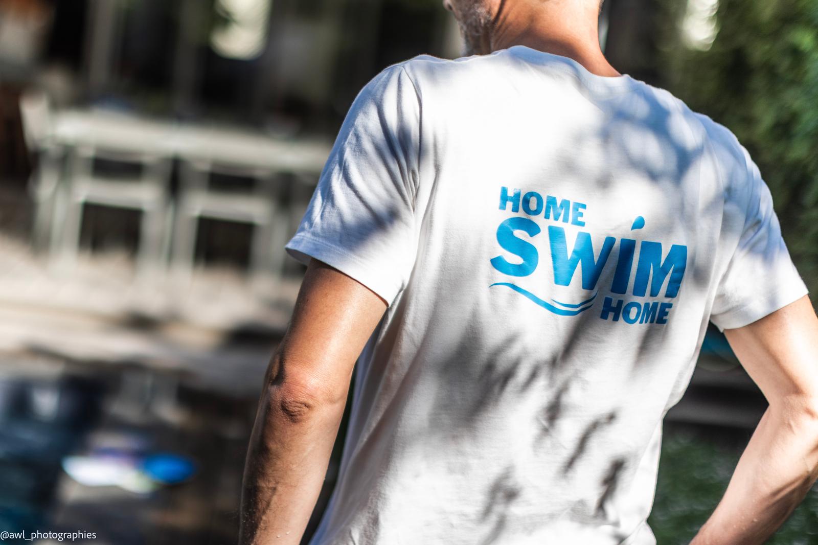 Le tee-shirt Home Swim Home d'un maître-nageur, de dos