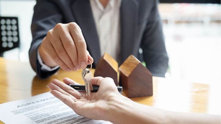 Maison avec toit en amiante : peut-on vraiment la vendre ?