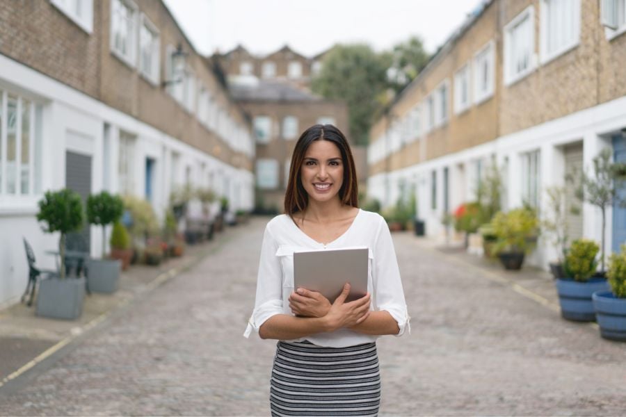femme agent immobilier