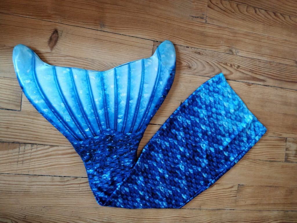 Une queue de sirène Home Swim Home : la monopalme et son tissu à écailles
