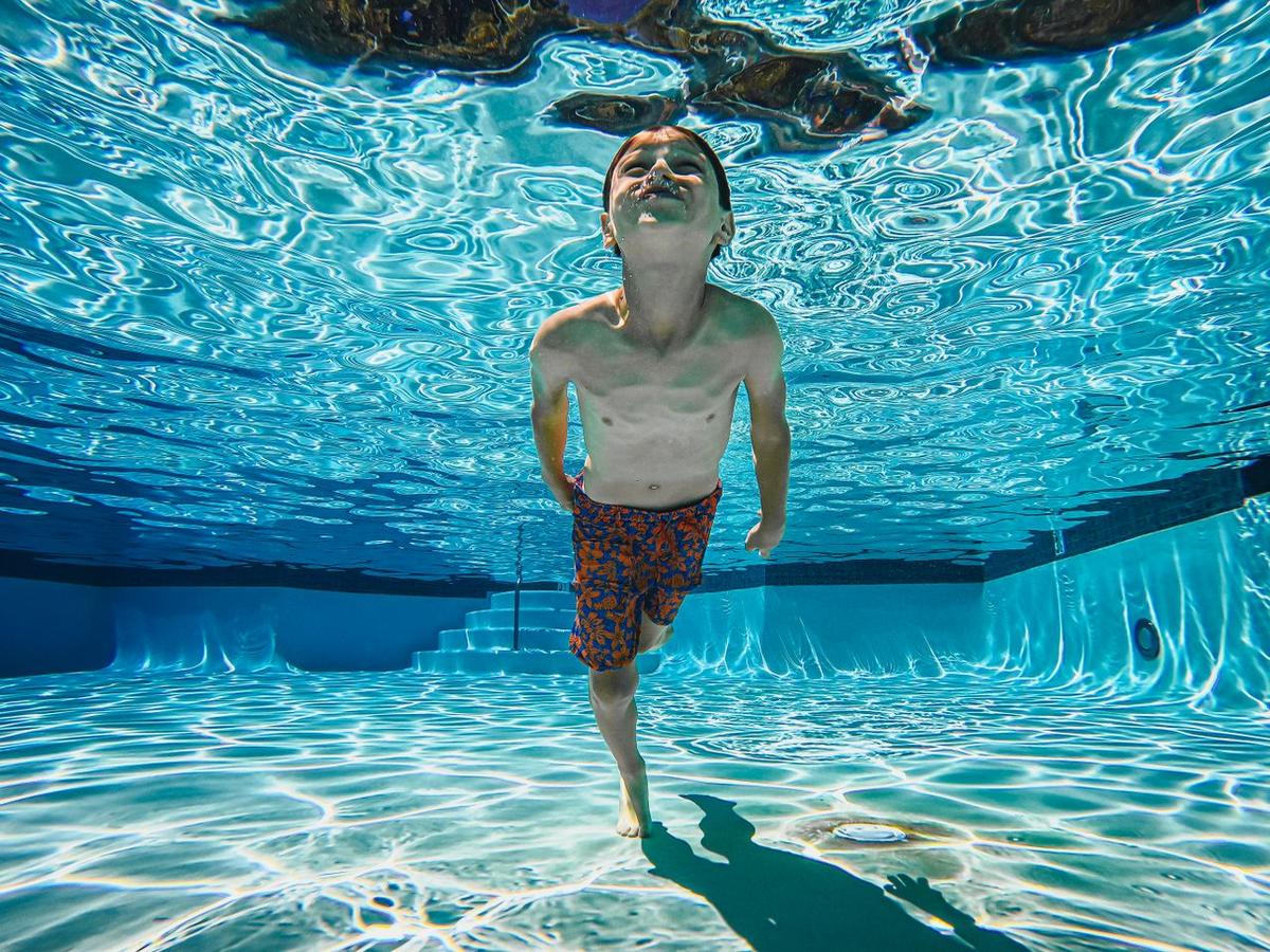 Aisance aquatique : 5 exercices ludiques à faire avec votre enfant