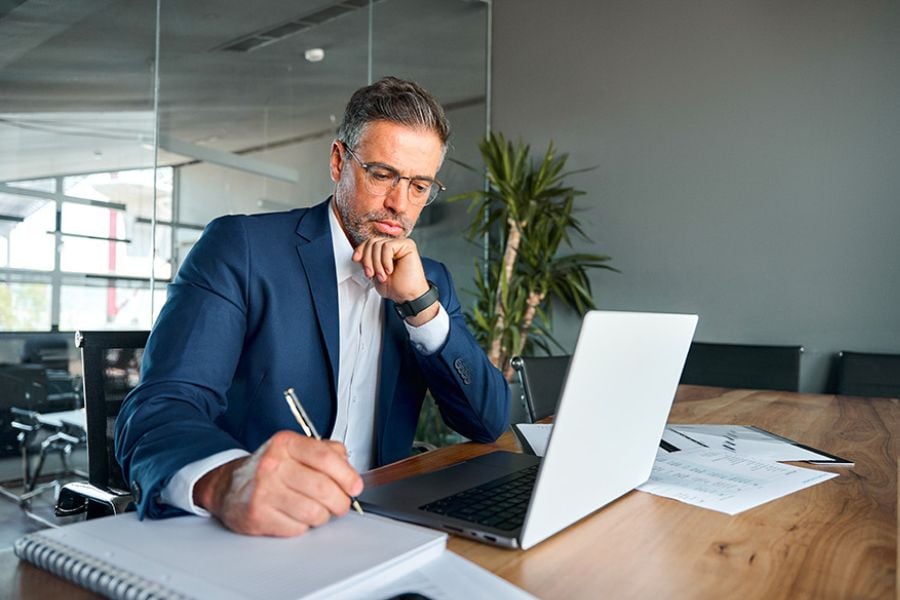 agent immobilier qui travaille