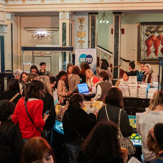 Le foyer du Théâtre Mogador, entre stands partenaires et retrouvailles