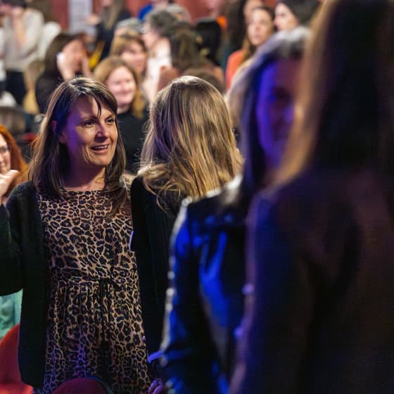Le sourire d'une participante au milieu de la salle du Théâtre Mogador