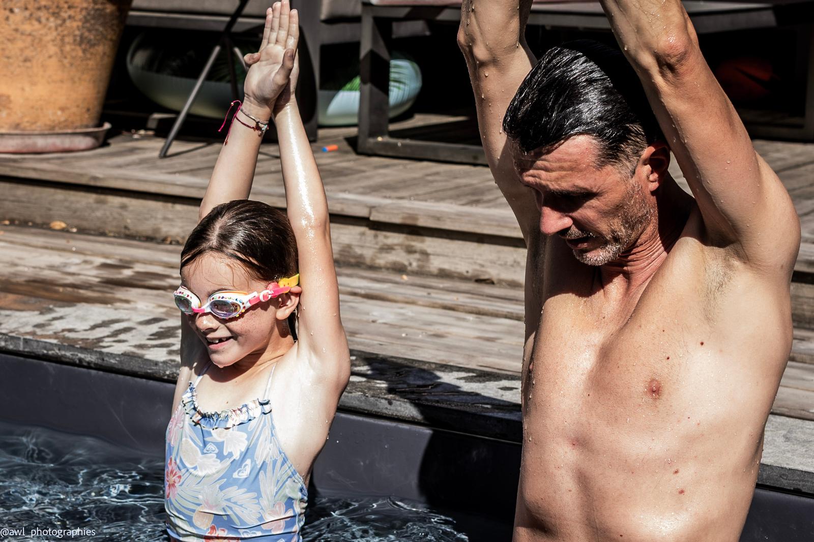 Fabien et une élève à lunettes, bras tendus au-dessus de la tête avant un exercice