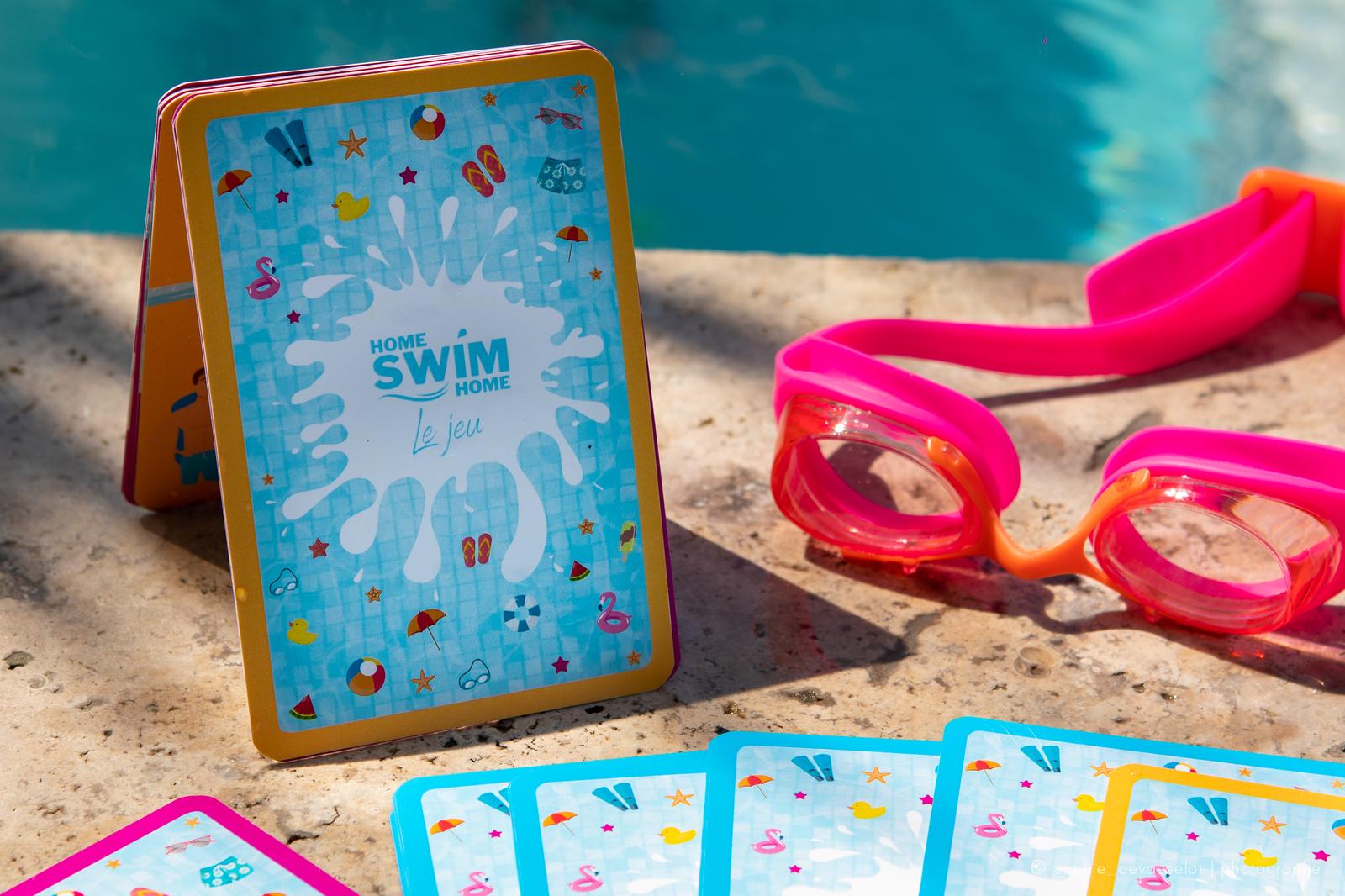 Home Swim Home, le jeu : une carte et des lunettes de natation au bord de la piscine