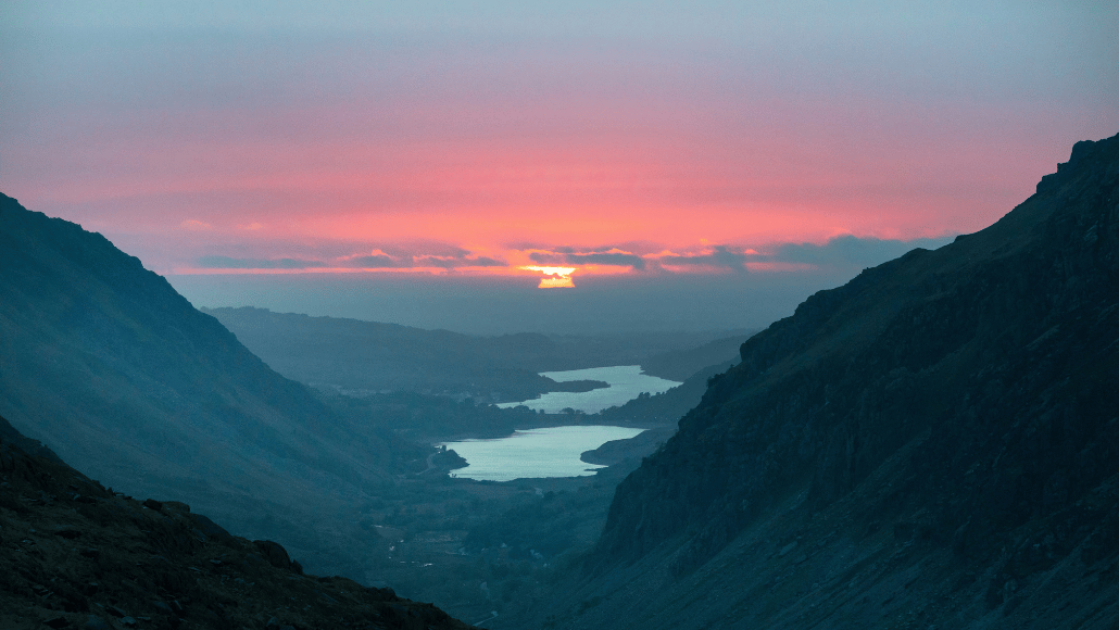 Rosa Himmel über dem Gipfel des Snowdon bei Sonnenaufgang