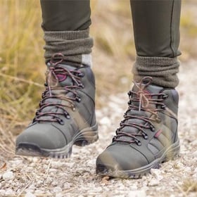 Wie man Wanderstiefel trägt