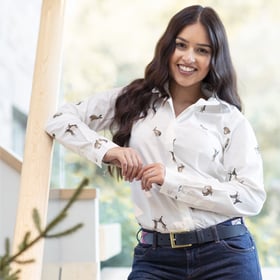 So stylen Sie ein weißes Hemd