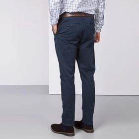 Welche Schuhe man zu dunkelblauen Chinos trägt