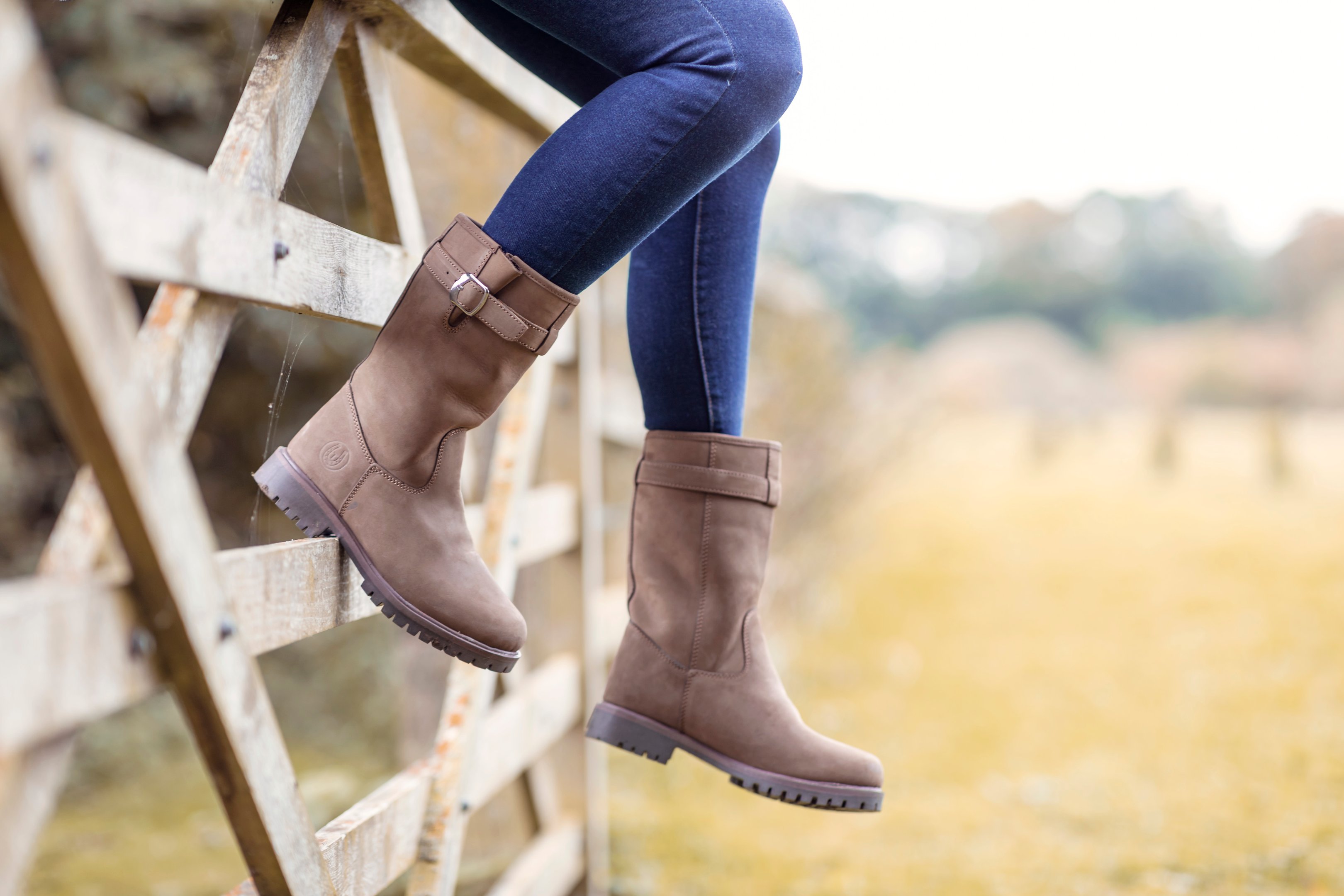 Bottes mi-hautes en cuir avec boucle