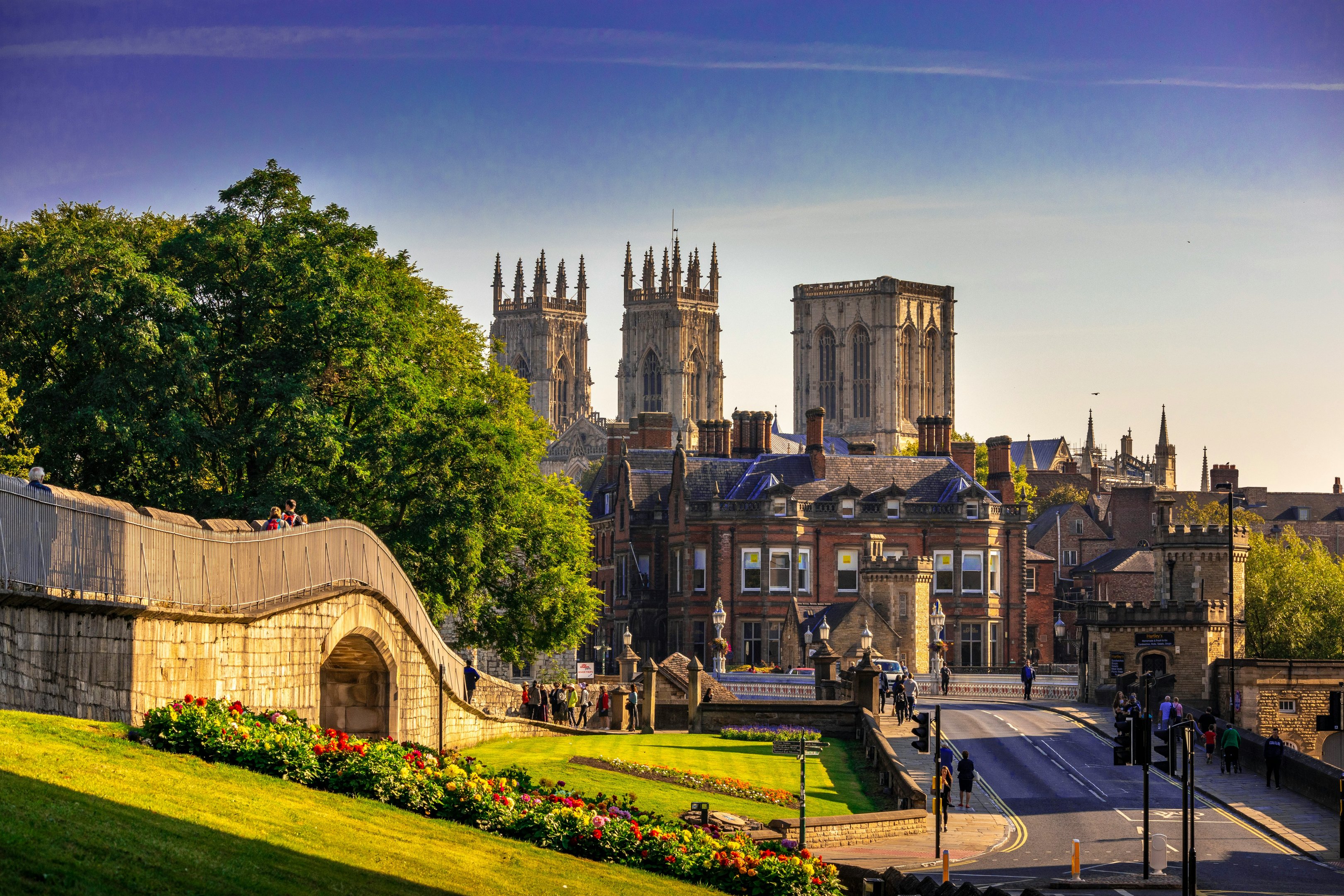 Vue de la cathédrale d'York dominant des bâtiments historiques et un pont dans la ville d'York.