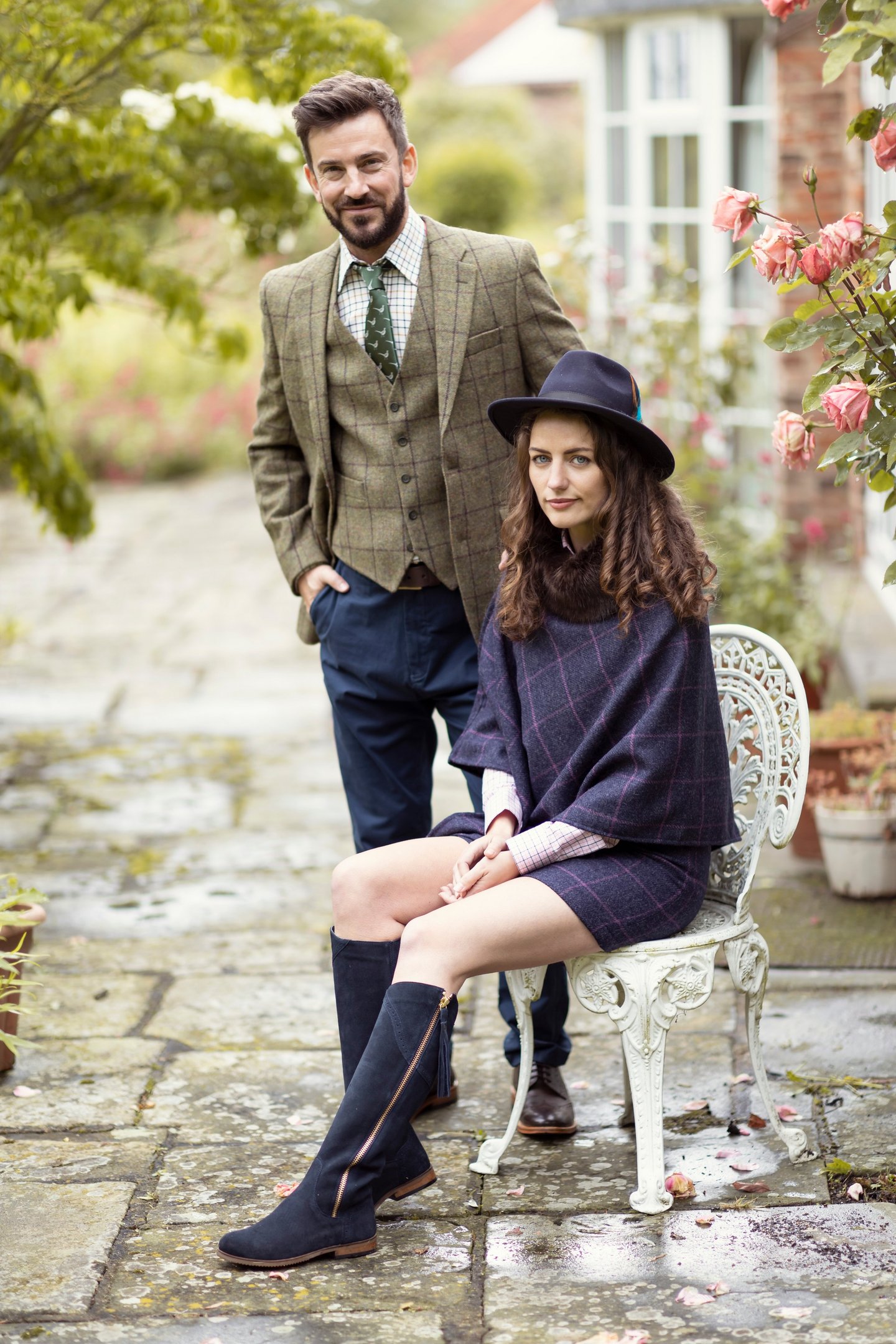Pareja con trajes de boda de tweed