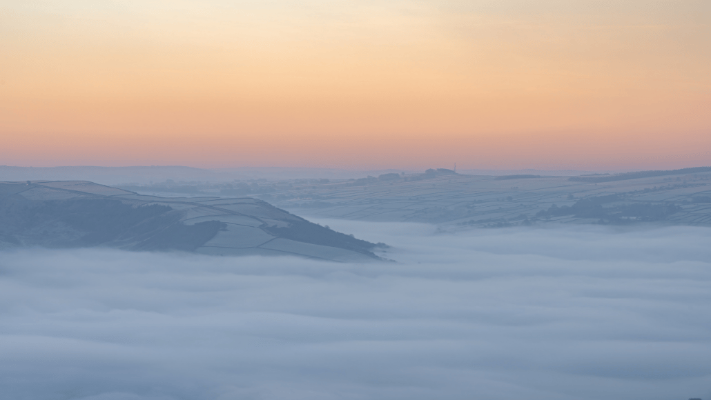 Orangefarbener Himmel über dem Ladybower-Stausee bei Sonnenaufgang