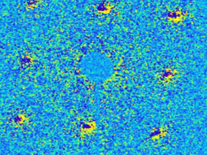 Changes in the diffraction pattern of gold 10 picoseconds after photoexcitation (1 picosecond = 1 trillionth of a second). The intensity of the diffraction peaks decrease (dark blue regions) due to the heating induced disorder, and the intensity around the peaks increases (yellow regions).