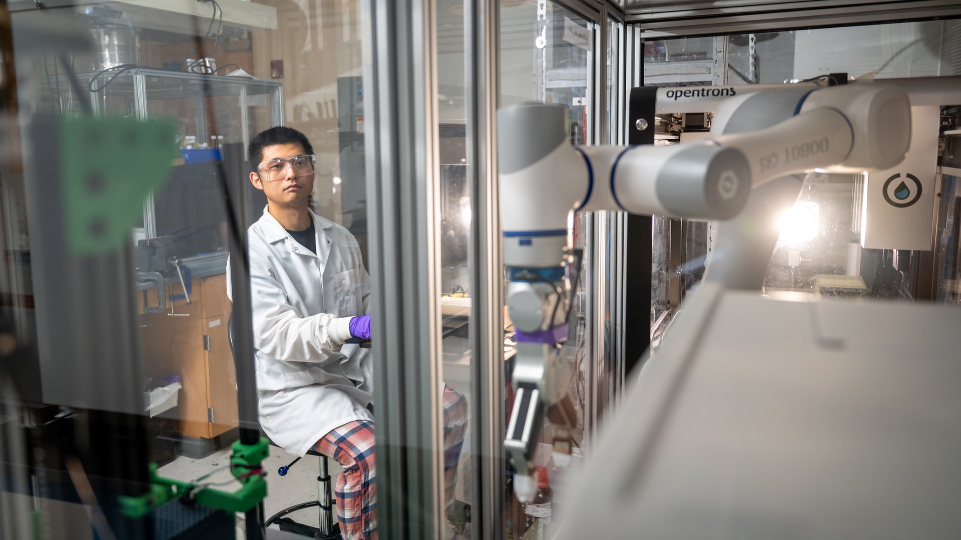 North Carolina State PhD researcher, Jinge Xu works with a robot to autonomously synthesize colloidal nanomaterials.
Image credit: Milad Abolhasani