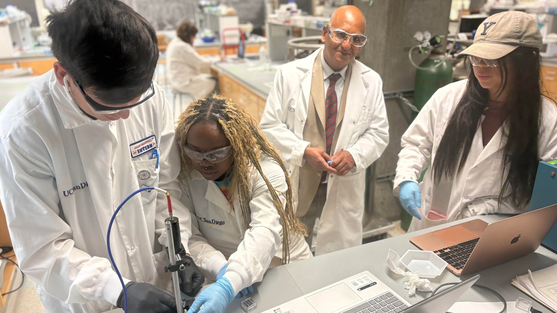 North Carolina A&T State University returning mentor Caasi Lampkin (second from left) instructs students on an optical measurement in the RIMSE teaching lab, during PREM PI Dhananjay Kumar’s (second from right) visit to UCSD. Image courtesy of Michael Sailor