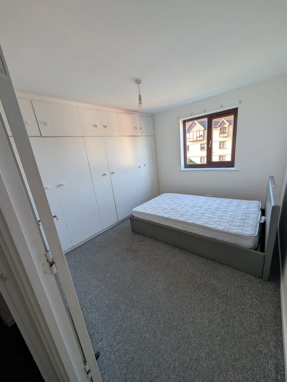 2 Bed Within a Complex, Flat