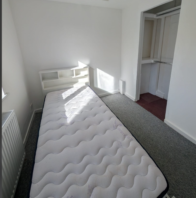 2 Bed Within a Complex, Flat