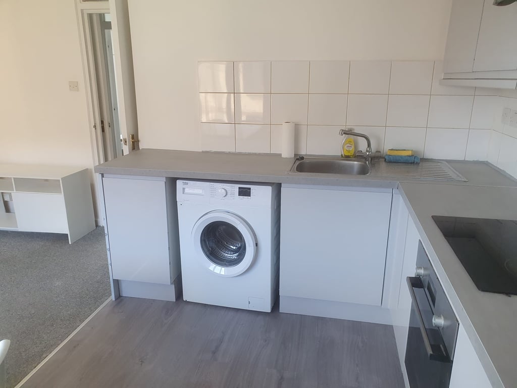 2 Bed Within a Complex, Flat
