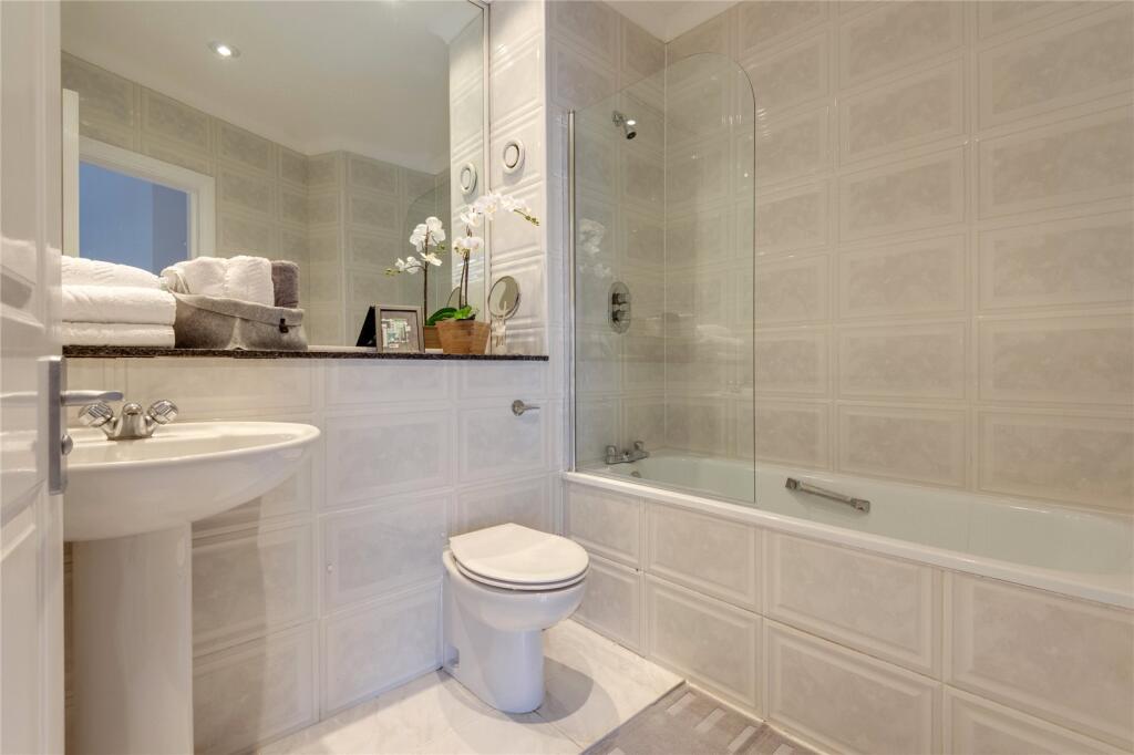 2 Bed Within a Complex, Flat