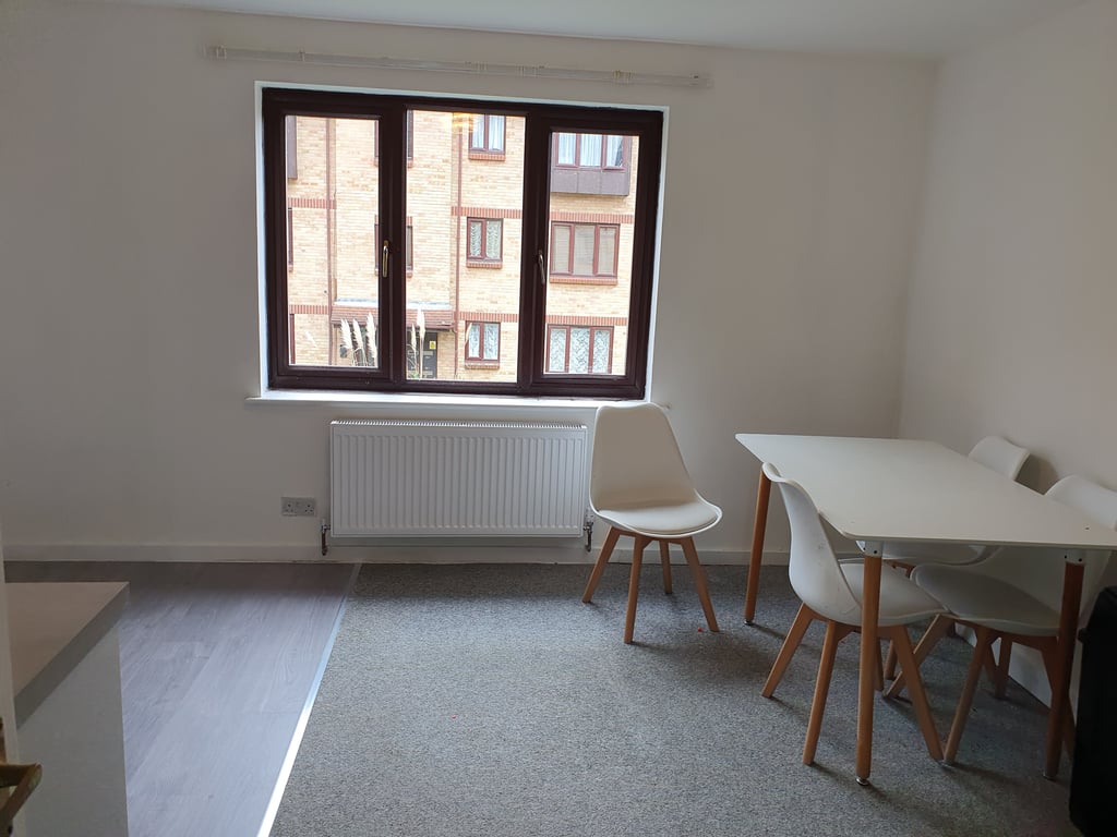 2 Bed Within a Complex, Flat