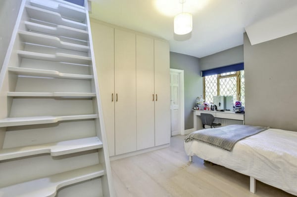 {"alt":"Bedroom 4","description":"Bedroom 4","cloudflareImageId":"641813bb-74af-458a-e20b-19756c2f2800","filename":"bed3.jpg"}