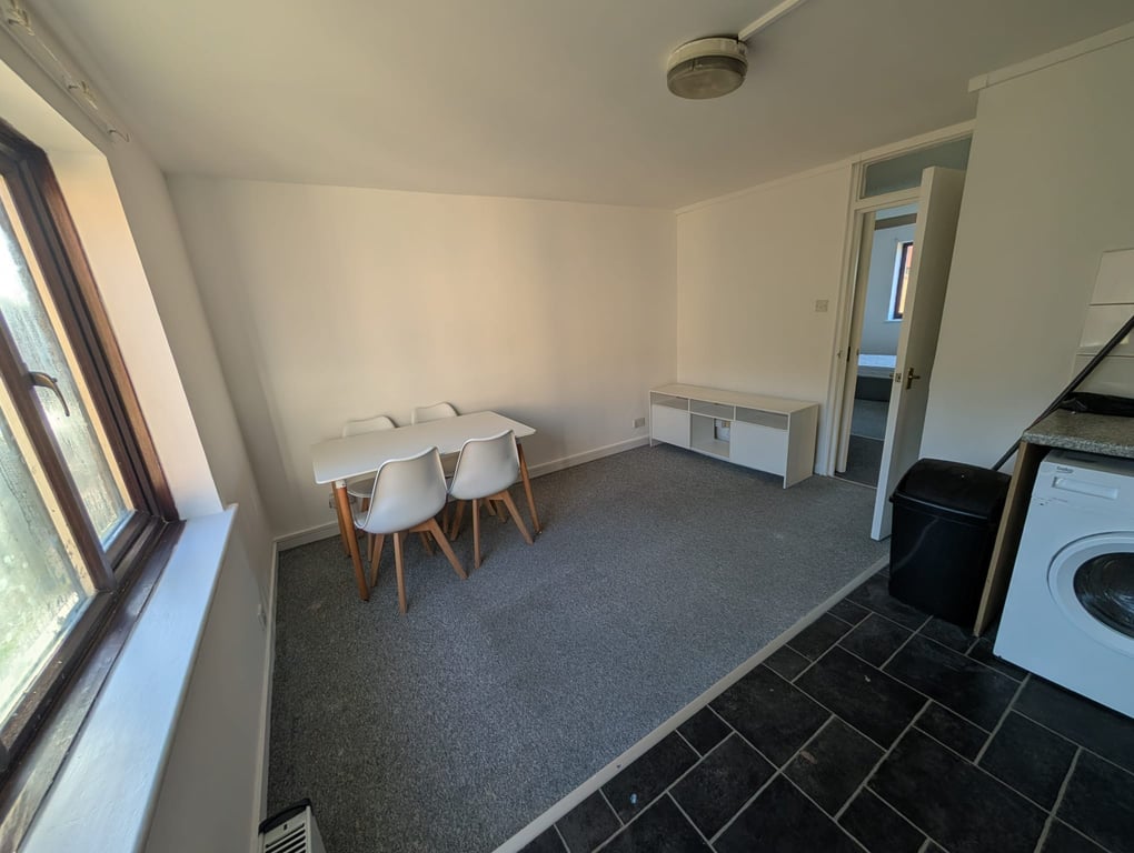 2 Bed Within a Complex, Flat