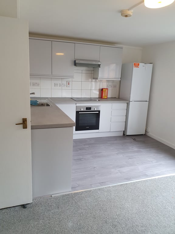 2 Bed Within a Complex, Flat