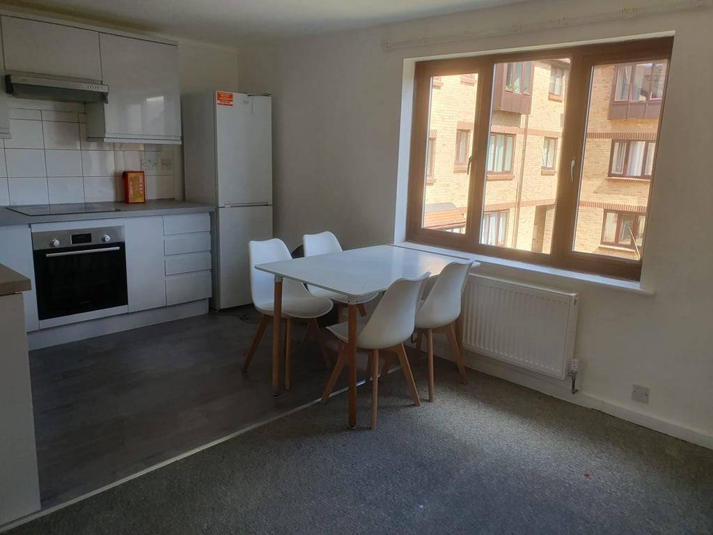 2 Bed Within a Complex, Flat