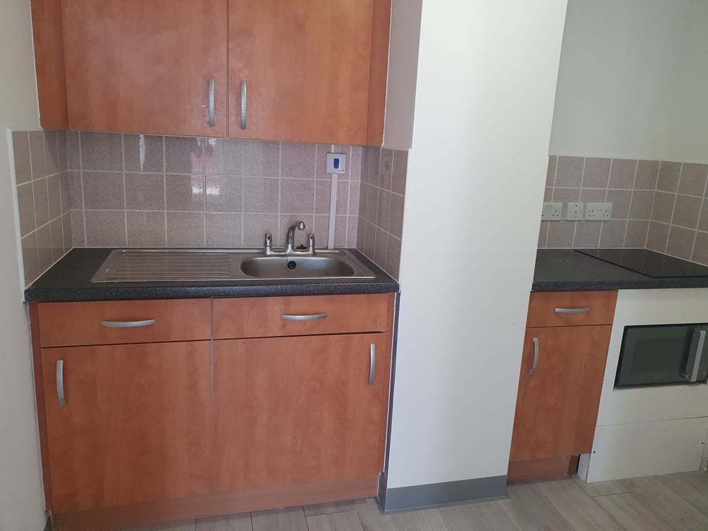 2 Bed Within a Complex, Flat