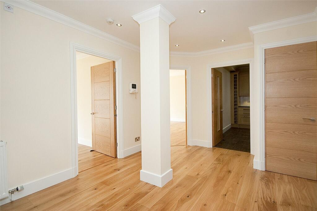 2 Bed Within a Complex, Flat